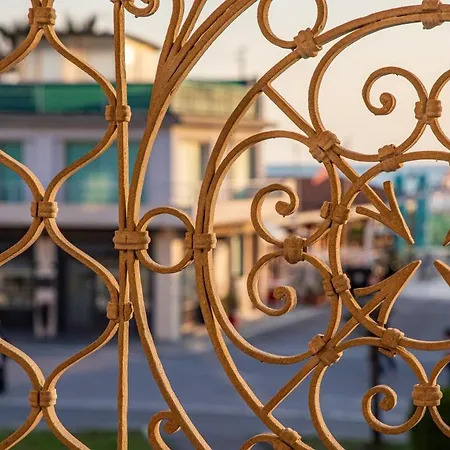 アパート Vistamare, Superior On Viareggio's Promenade *
