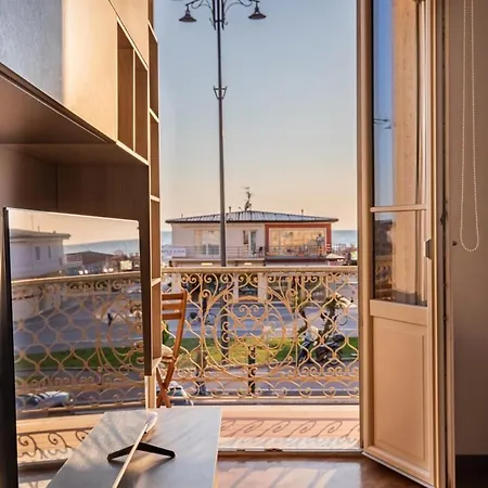 Vistamare, Superior On Viareggio's Promenade アパート *