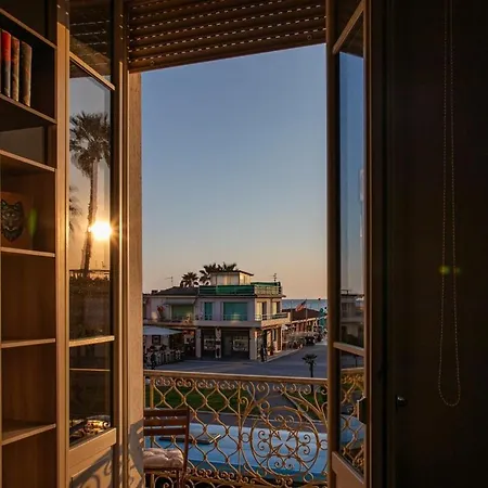 Vistamare, Superior On Viareggio's Promenade アパート ヴィアレッジョ